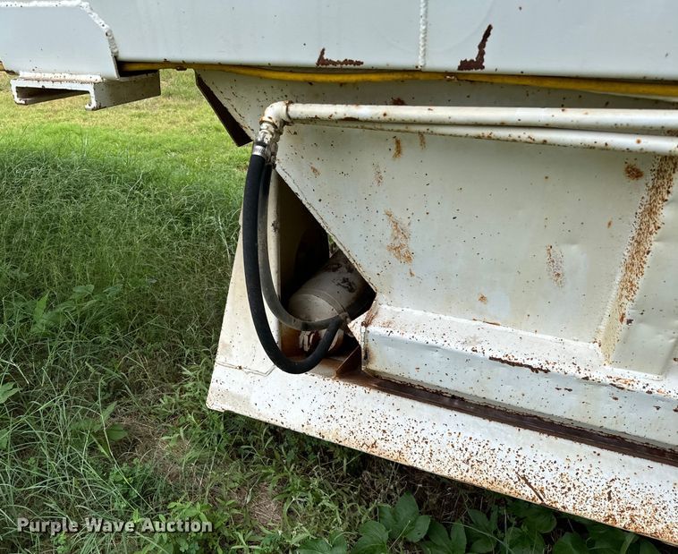 image for item NQ9675 1981 Fruehauf  bottom dump trailer