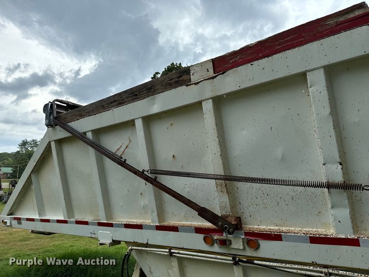 image for item NQ9675 1981 Fruehauf  bottom dump trailer