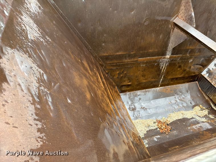 image for item NQ9675 1981 Fruehauf  bottom dump trailer