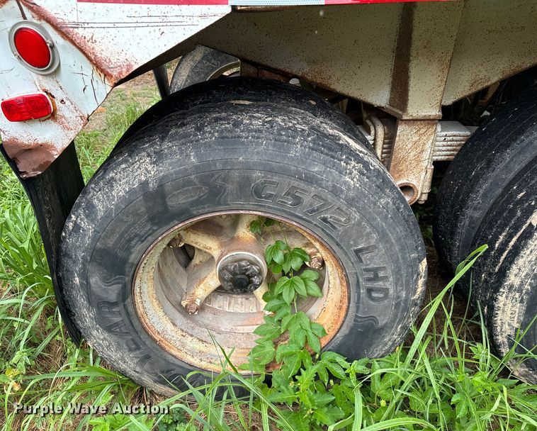 image for item NQ9675 1981 Fruehauf  bottom dump trailer