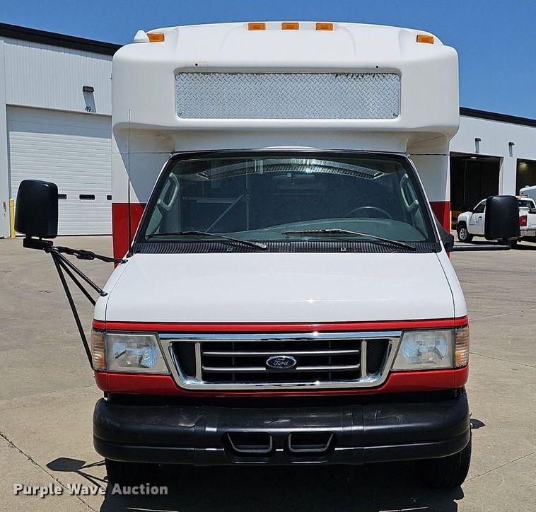 image for item DP1039 2003 Glaval E450 Super Duty shuttle bus