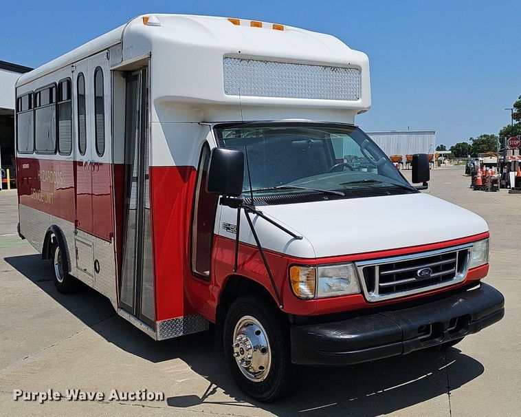 image for item DP1039 2003 Glaval E450 Super Duty shuttle bus