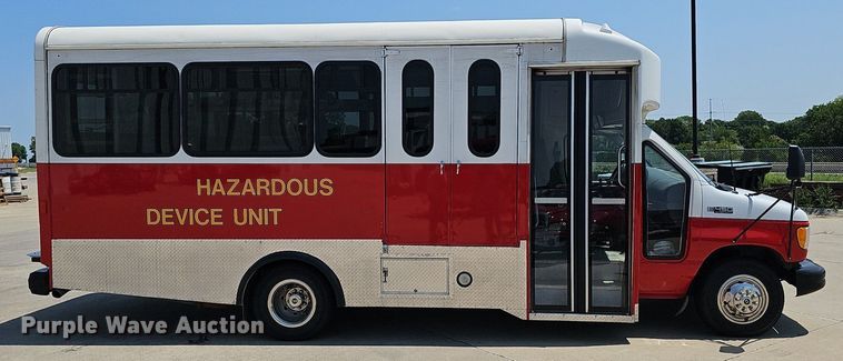 image for item DP1039 2003 Glaval E450 Super Duty shuttle bus