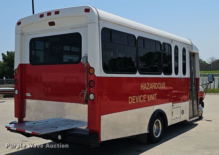 image for item DP1039 2003 Glaval E450 Super Duty shuttle bus