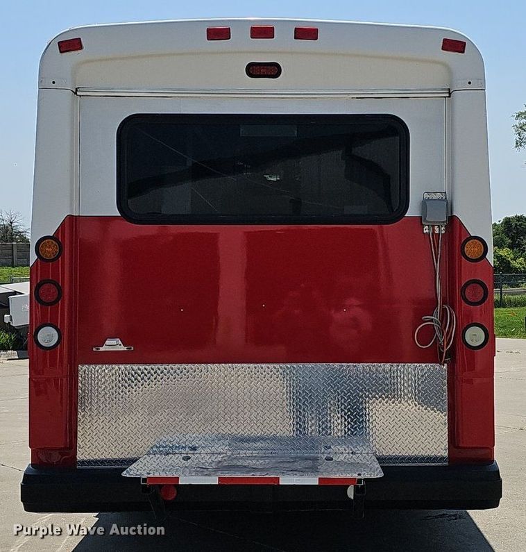 image for item DP1039 2003 Glaval E450 Super Duty shuttle bus