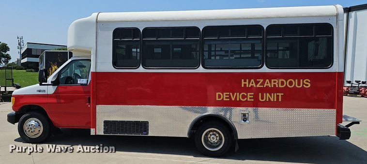 image for item DP1039 2003 Glaval E450 Super Duty shuttle bus