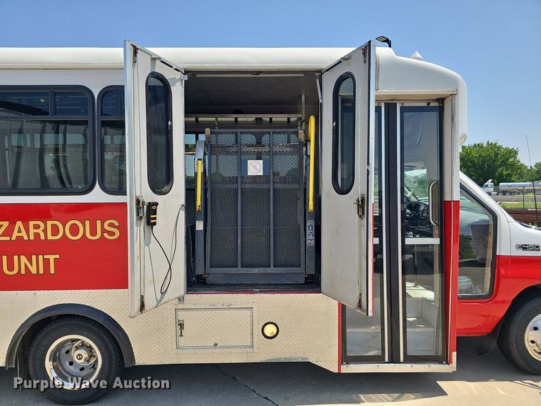 image for item DP1039 2003 Glaval E450 Super Duty shuttle bus