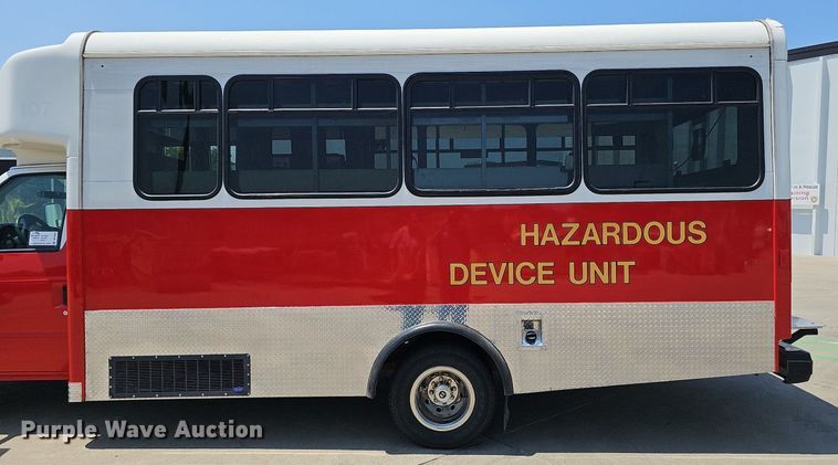 image for item DP1039 2003 Glaval E450 Super Duty shuttle bus