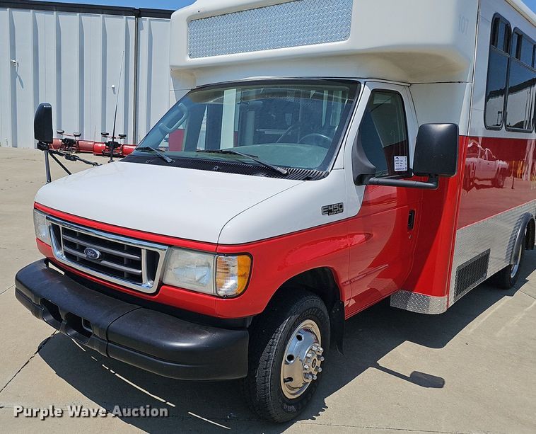image for item DP1039 2003 Glaval E450 Super Duty shuttle bus
