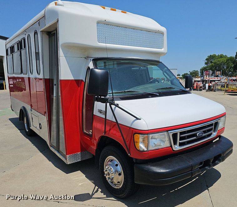 image for item DP1039 2003 Glaval E450 Super Duty shuttle bus