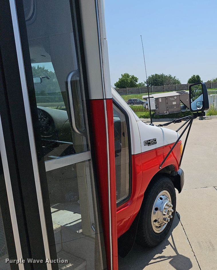 image for item DP1039 2003 Glaval E450 Super Duty shuttle bus