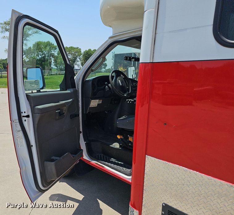 image for item DP1039 2003 Glaval E450 Super Duty shuttle bus