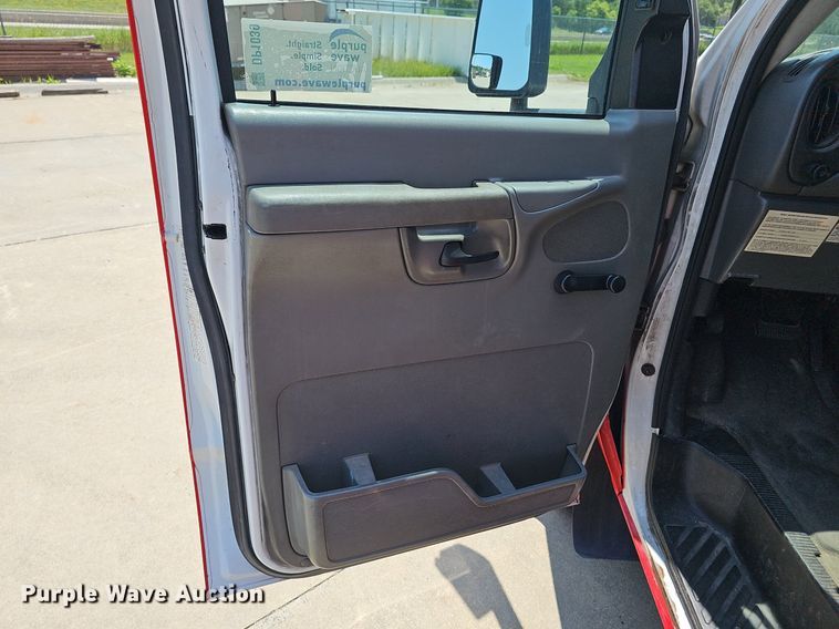 image for item DP1039 2003 Glaval E450 Super Duty shuttle bus