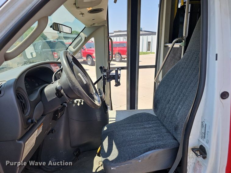 image for item DP1039 2003 Glaval E450 Super Duty shuttle bus