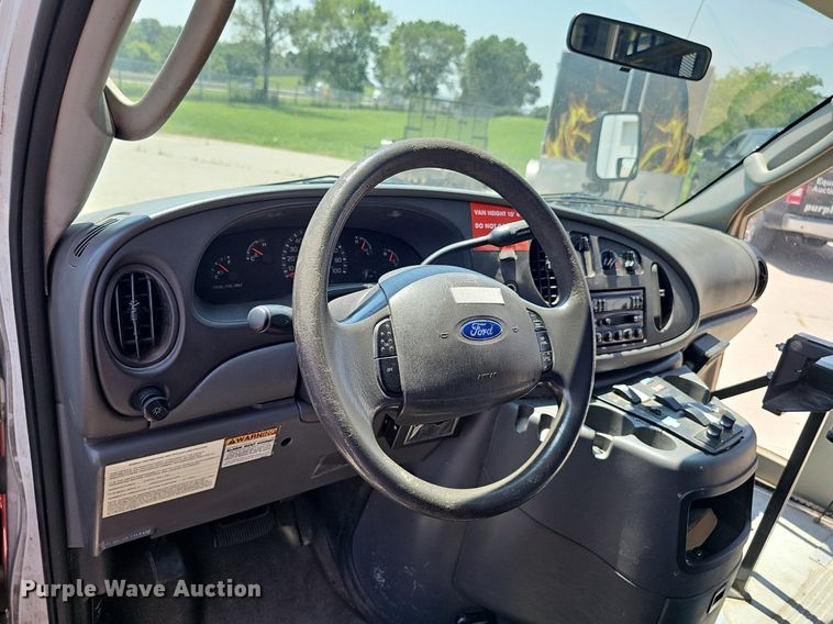 image for item DP1039 2003 Glaval E450 Super Duty shuttle bus