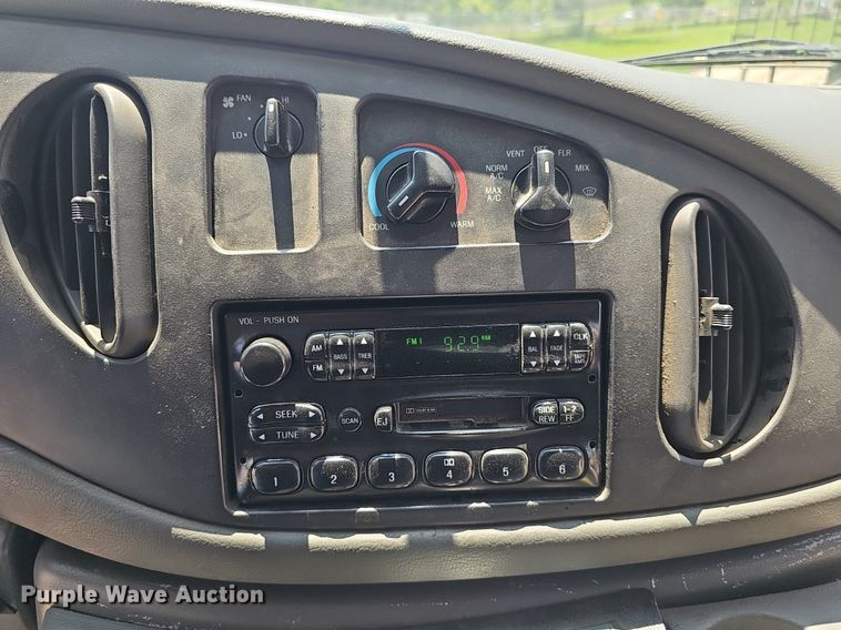 image for item DP1039 2003 Glaval E450 Super Duty shuttle bus