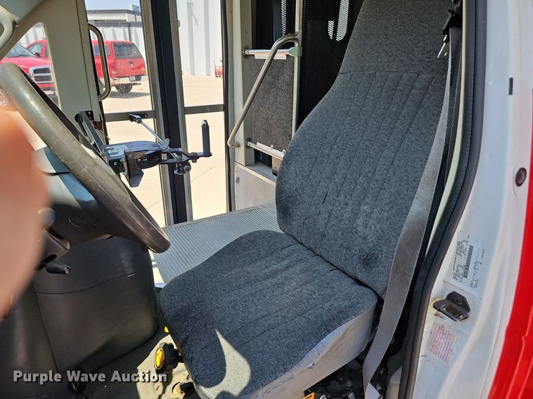 image for item DP1039 2003 Glaval E450 Super Duty shuttle bus