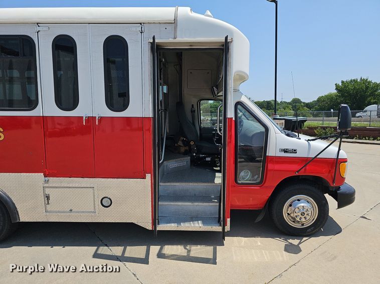 image for item DP1039 2003 Glaval E450 Super Duty shuttle bus