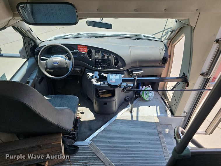 image for item DP1039 2003 Glaval E450 Super Duty shuttle bus