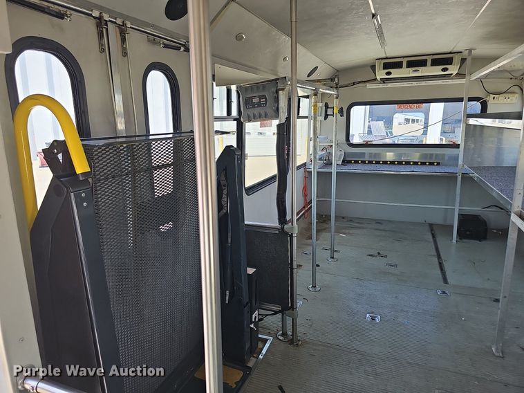 image for item DP1039 2003 Glaval E450 Super Duty shuttle bus