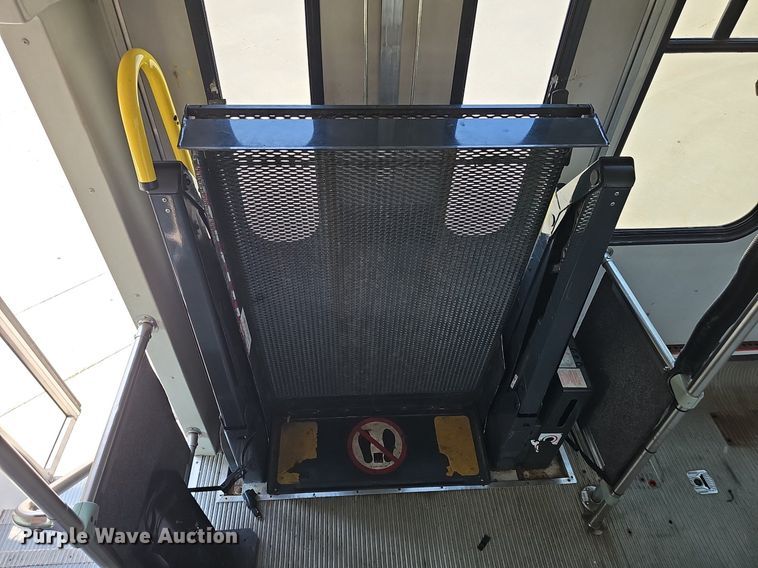 image for item DP1039 2003 Glaval E450 Super Duty shuttle bus