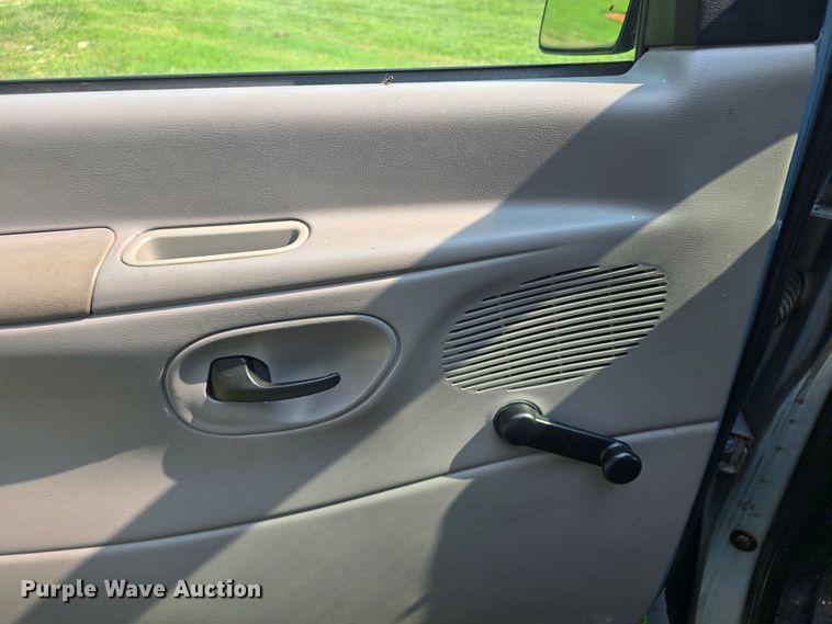 image for item DQ4382 1999 Ford E150 XL van