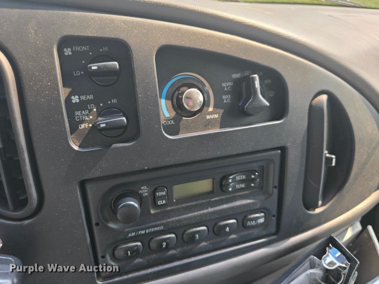 image for item DQ4382 1999 Ford E150 XL van