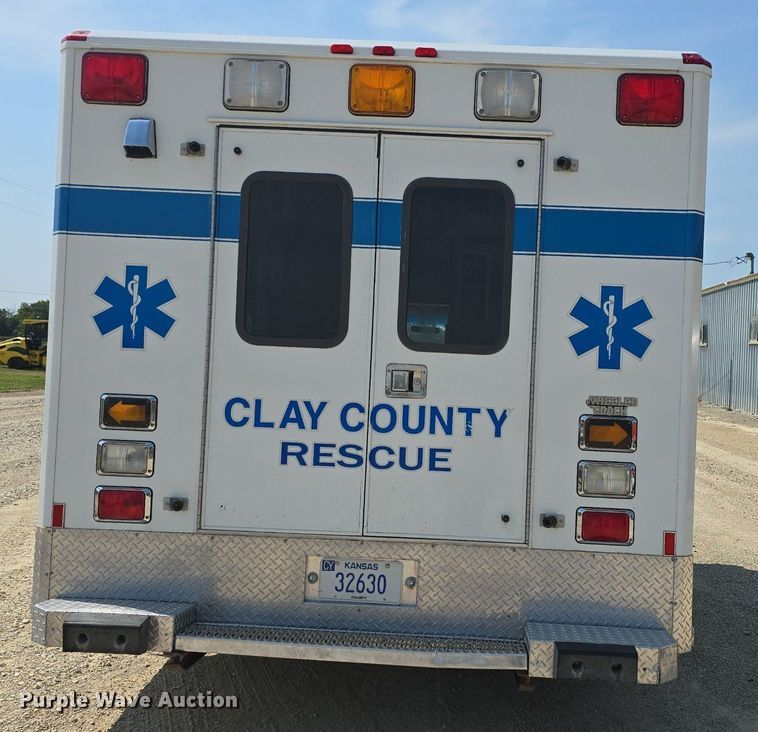 image for item DQ4442 1997 Ford E450 ambulance