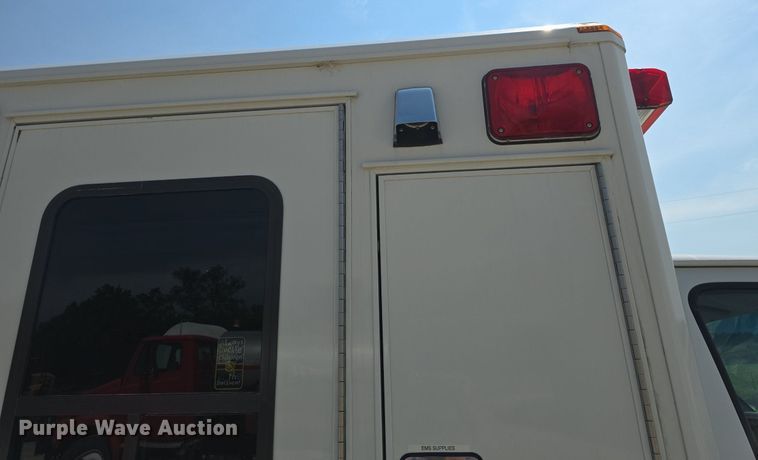 image for item DQ4442 1997 Ford E450 ambulance
