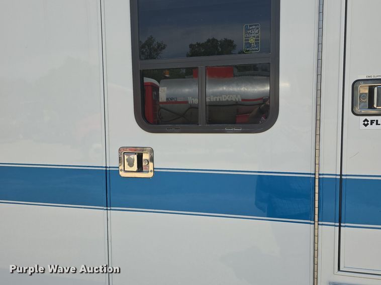image for item DQ4442 1997 Ford E450 ambulance