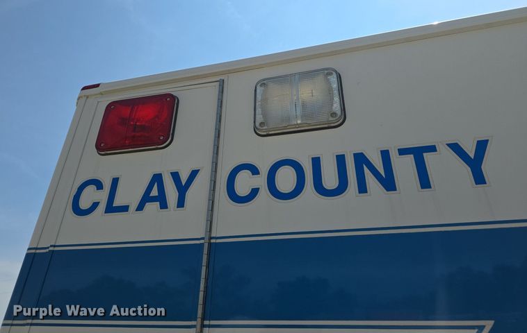 image for item DQ4442 1997 Ford E450 ambulance