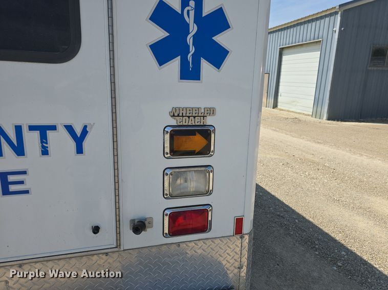 image for item DQ4442 1997 Ford E450 ambulance