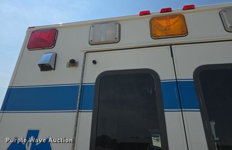 image for item DQ4442 1997 Ford E450 ambulance