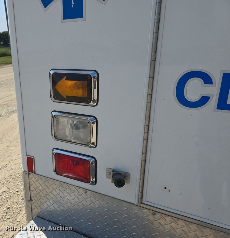 image for item DQ4442 1997 Ford E450 ambulance