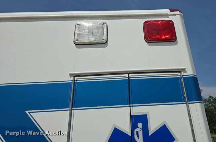 image for item DQ4442 1997 Ford E450 ambulance