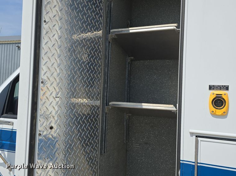 image for item DQ4442 1997 Ford E450 ambulance