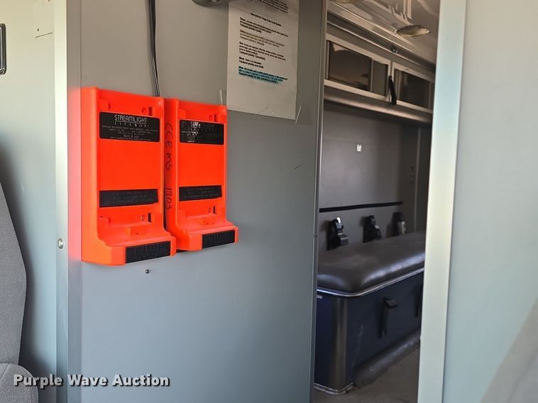 image for item DQ4442 1997 Ford E450 ambulance