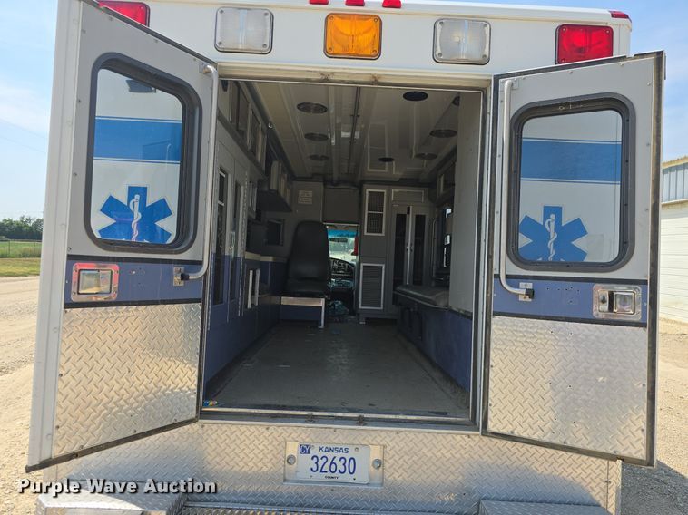 image for item DQ4442 1997 Ford E450 ambulance