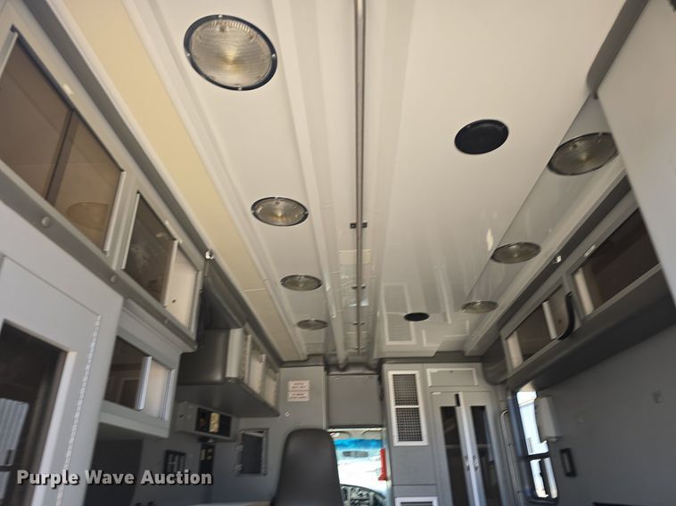 image for item DQ4442 1997 Ford E450 ambulance