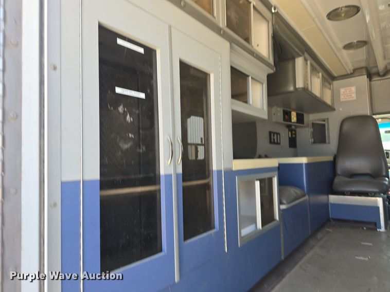 image for item DQ4442 1997 Ford E450 ambulance