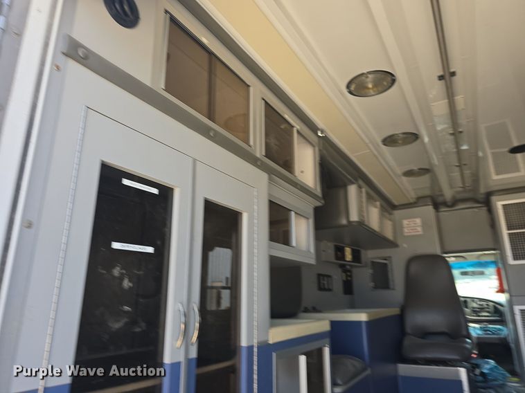 image for item DQ4442 1997 Ford E450 ambulance