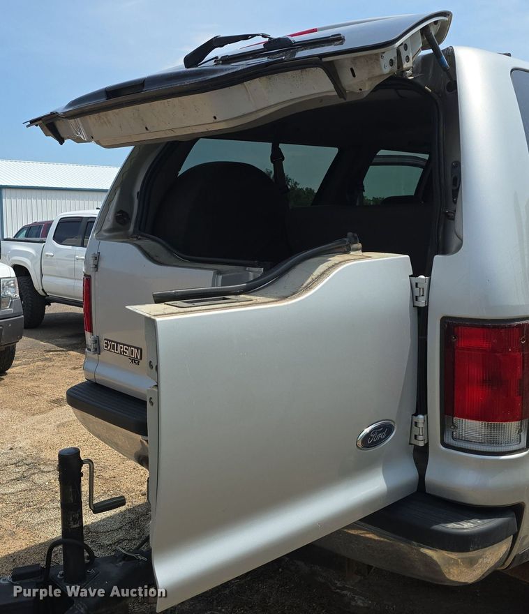 image for item DQ4446 2000 Ford  Excursion XLT SUV