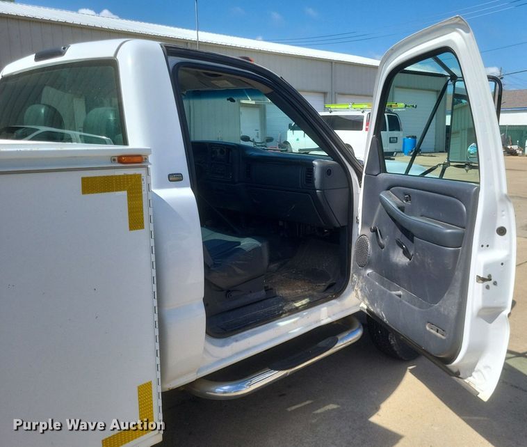 image for item DR4878 2002 Chevrolet  Silverado 3500 utility bed pickup truck