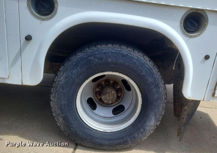 image for item DR4878 2002 Chevrolet  Silverado 3500 utility bed pickup truck