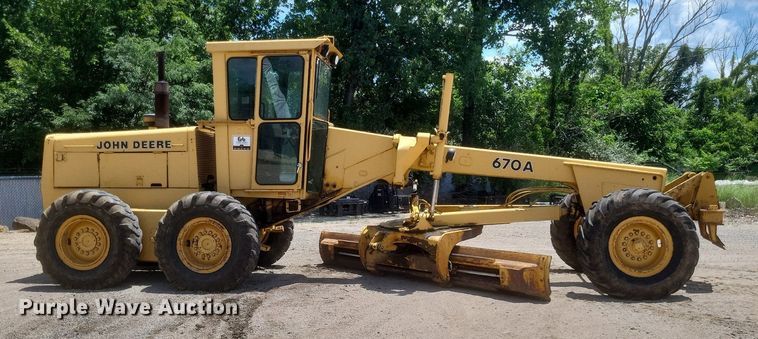 image for item DR4883 1985 John Deere  670A motor grader