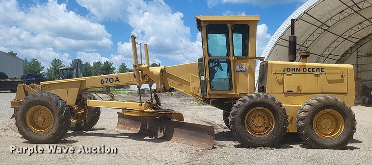 image for item DR4883 1985 John Deere  670A motor grader