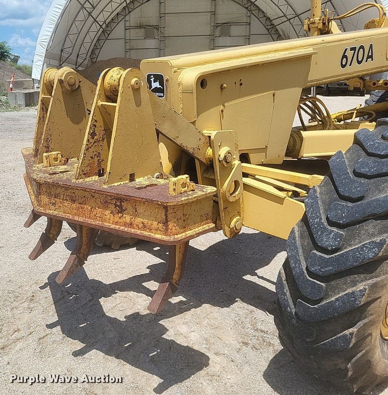 image for item DR4883 1985 John Deere  670A motor grader