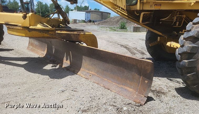 image for item DR4883 1985 John Deere  670A motor grader