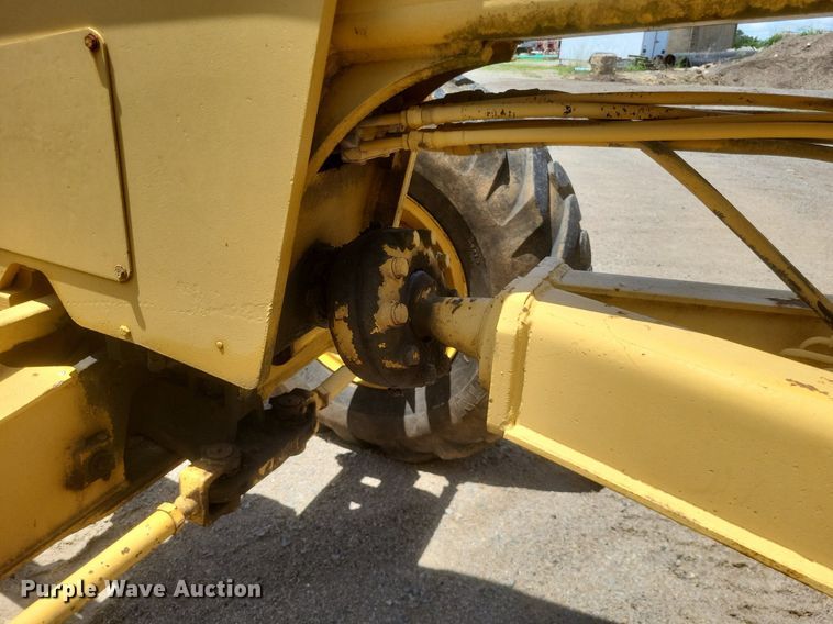 image for item DR4883 1985 John Deere  670A motor grader