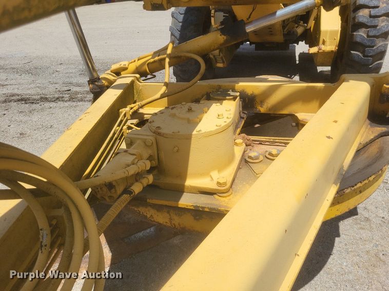 image for item DR4883 1985 John Deere  670A motor grader